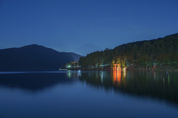 Obraz premium Night View of Moto Hakone with Torii Gate and Mount Fuji