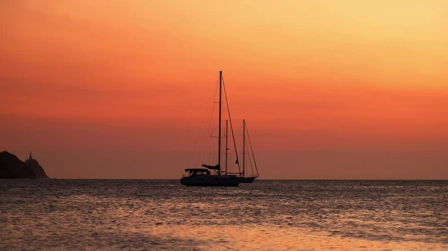 Barco en atardecer mar Santa Marta Colombia