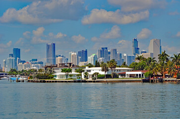 Obraz premium Dilido Island luxury homes and Miami tall building skyline