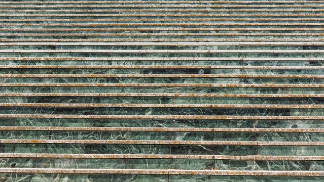 Detalle de la escalinata del palacio de congresos de Granada, Espa&ntilde;a