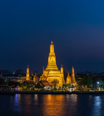 Naklejka premium Wat Arun Temple at Night