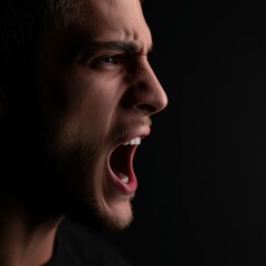 Obraz premium Man shouting in anger in front of black background profile