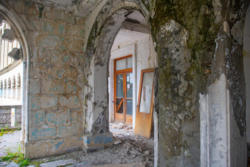 Obraz premium Beautiful arched windows in an abandoned sanatorium in Tskaltubo