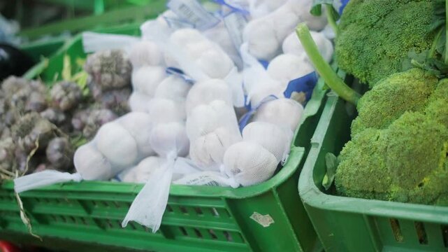 Paneo vegetales cebolla coliflor lechuga en mercado campesino