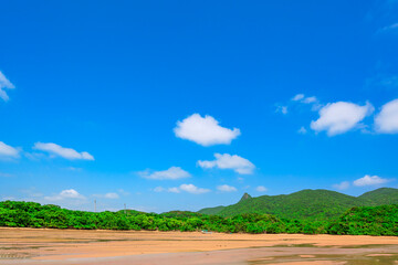 Obraz premium 干潮時の石垣島で広がる静かな干潟の風景 澄み切った空