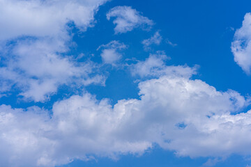 Obraz premium Cloudy sky over peaceful countryside in midday sunlight revealing variations in cloud shapes and shades