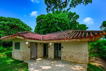  沖縄らしい赤瓦屋根が映える公園のトイレ　石垣島