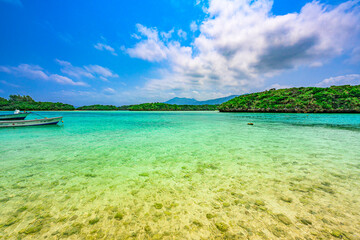  青い空とエメラルドグリーンの海が美しい石垣島