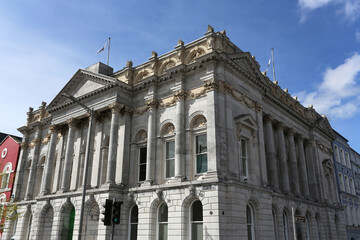 Obraz premium Immeuble Cork avec fronton et colonnes