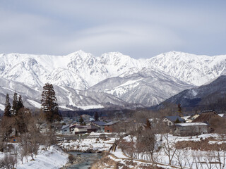 曇り空　冬の北アルプス　長野県白馬村