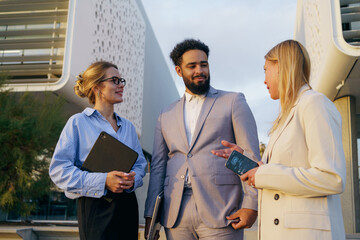 Engaging Business Professionals in Effective Networking within a Modern Environment Today