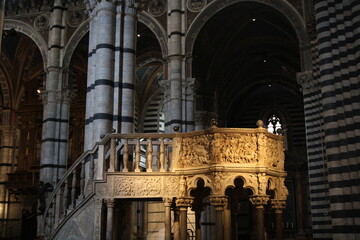 Obraz premium The pulpit in the interior of the Siena Cathedral (Duomo di Siena), a work of Nicola Pisano, Italy.