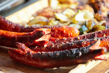 Grill- zgrillowane kiełbaski i warzywa, przygotowany posiłek