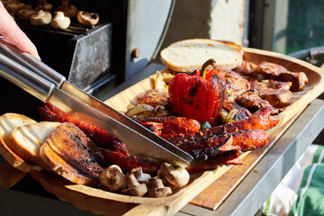 Grill- zgrillowane kiełbaski i warzywa, przygotowany posiłek