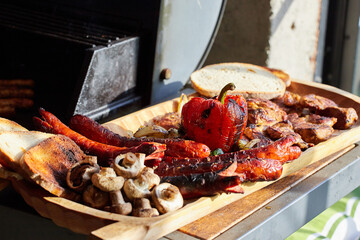 Grill- zgrillowane kiełbaski i warzywa, przygotowany posiłek