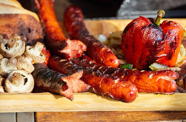Grill- zgrillowane kiełbaski i warzywa, przygotowany posiłek