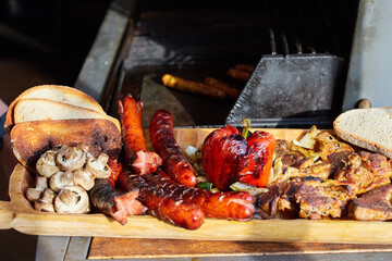 Grill- zgrillowane kiełbaski i warzywa, przygotowany posiłek