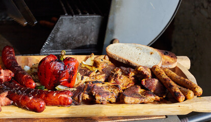 Grill- zgrillowane kiełbaski i warzywa, przygotowany posiłek