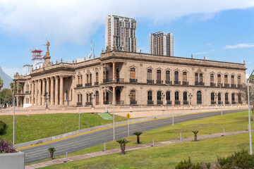 Obraz premium Palacio de Gobierno de Nuevo León, edificio histórico de estilo neoclásico, con elegantes columnas y detalles arquitectónicos