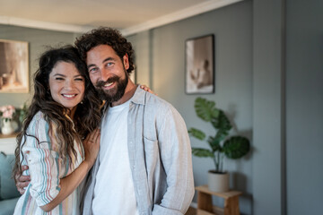 Obraz premium Happy couple embracing at home, enjoying a quiet moment together