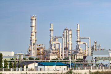 Fototapeta premium Oil gas refinery plant with blue sky background in Map Ta Phut Industrial Estate, Thailand. Petrochemical plant or processing plant to manufacturing gasoline fuel and power energy.