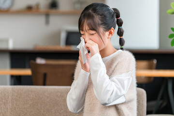 花粉症シーズンに鼻を噛む女の子（アレルギー,アレルギー性鼻炎,鼻炎）
