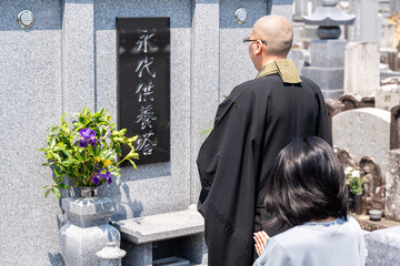 永代供養塔で読経