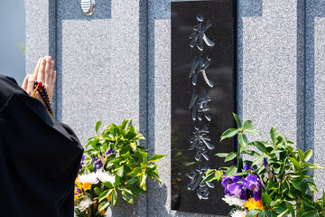 永代供養塔で読経