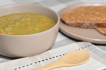 Split pea soup with sliced bread