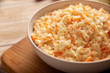 Coleslaw, made with cabbage and grated carrots, is an easy, fresh and healthy recipe known in many countries, usually served as a side dish to accompany other dishes.