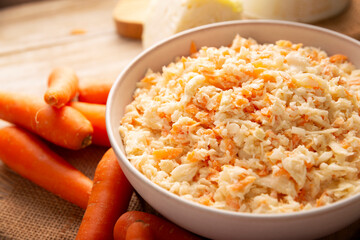 Coleslaw, made with cabbage and grated carrots, is an easy, fresh and healthy recipe known in many countries, usually served as a side dish to accompany other dishes.
