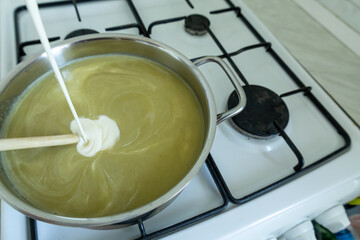 pouring cream into blended leek soup