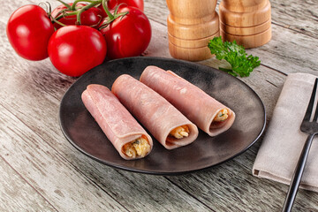 Roll with han and cheese snack