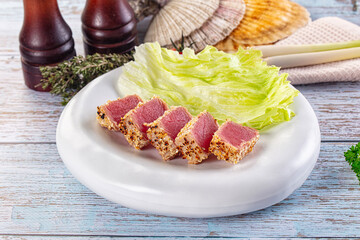 Tuna tataki roasted and raw