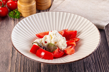 Salad with stracciatella and tomato