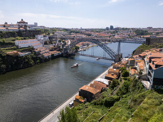 Obraz premium Beautiful aerial view to big metal bridge Luis I in downtown Porto