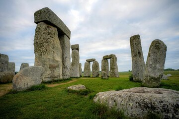 Naklejka premium Stonehenge under a Cloudy Sky
