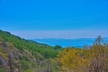 新緑の福島県磐梯町の磐梯山ゴールドライン(滑滝展望台)から南側の眺望(猪苗代湖,湖の周囲の山々)