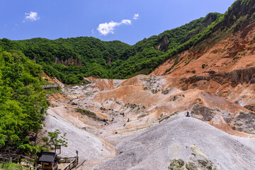 北海道登別市、噴気が少ない登別地獄谷【6月】