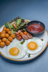 Traditional English breakfast with fried eggs, bacon, sausages, baked beans, grilled tomatoes, mushrooms, and toast. Hearty morning meal. Top view, close-up.

