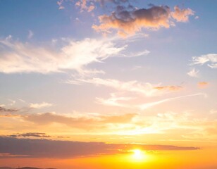 Fototapeta premium Serene sunset sky with soft pastel cloudscape