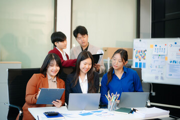 Obraz premium Young business creative team are brainstorming planning discussing while sitting in creative business discussing work