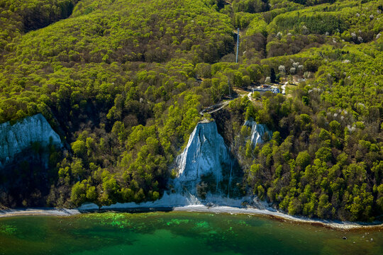 Kreidekueste bei Sassnitz, Insel Ruegen, Koenigsstuhl und Victoriasicht, Skywalk, Nationalpark Jasmund, Mecklenburg-Vorpommern, Deutschland, Luftbild aus Kleinflugzeug