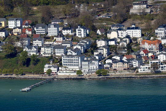 Sassnitz, Altstadt mit Seebruecke, Insel Ruegen, Mecklenburg-Vorpommern, Deutschland, Luftbild aus Kleinflugzeug