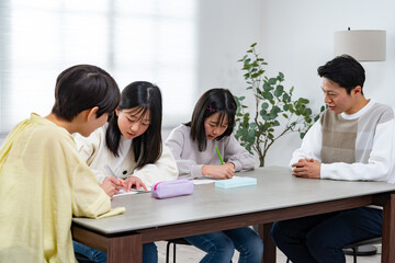 勉強を教える親子