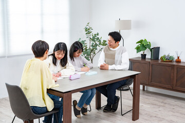 勉強を教える親子