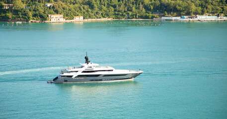 Obraz premium boat sailing in the gulf of poets of portovenere 5 terre