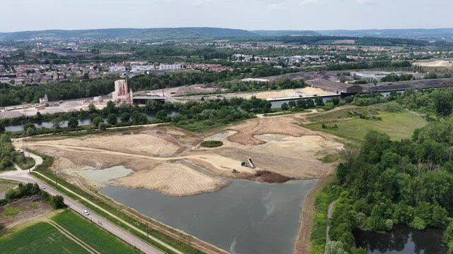 vue a&eacute;rienne en Lorraine aux bords de la Moselle , avec une sabli&egrave;re, des &eacute;tangs et les villes d'Hagondange, Mondelange et le village de Bousse. 