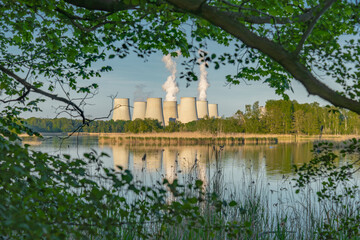 Braunkohlekraftwerk und Naturschutzgebiet mit Teichen am Abend