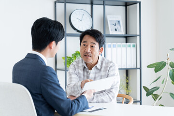 相談するミドルの男性